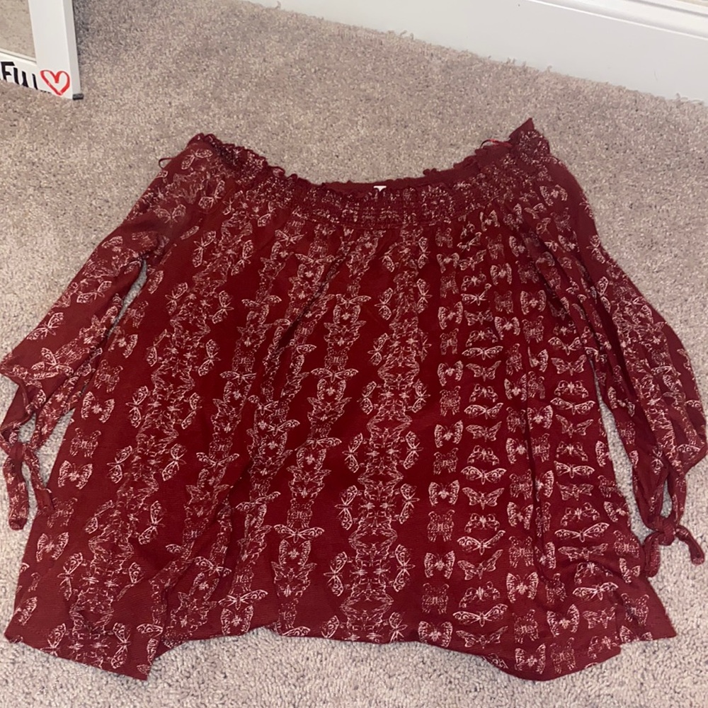 Mid sleeve burgundy shirt.